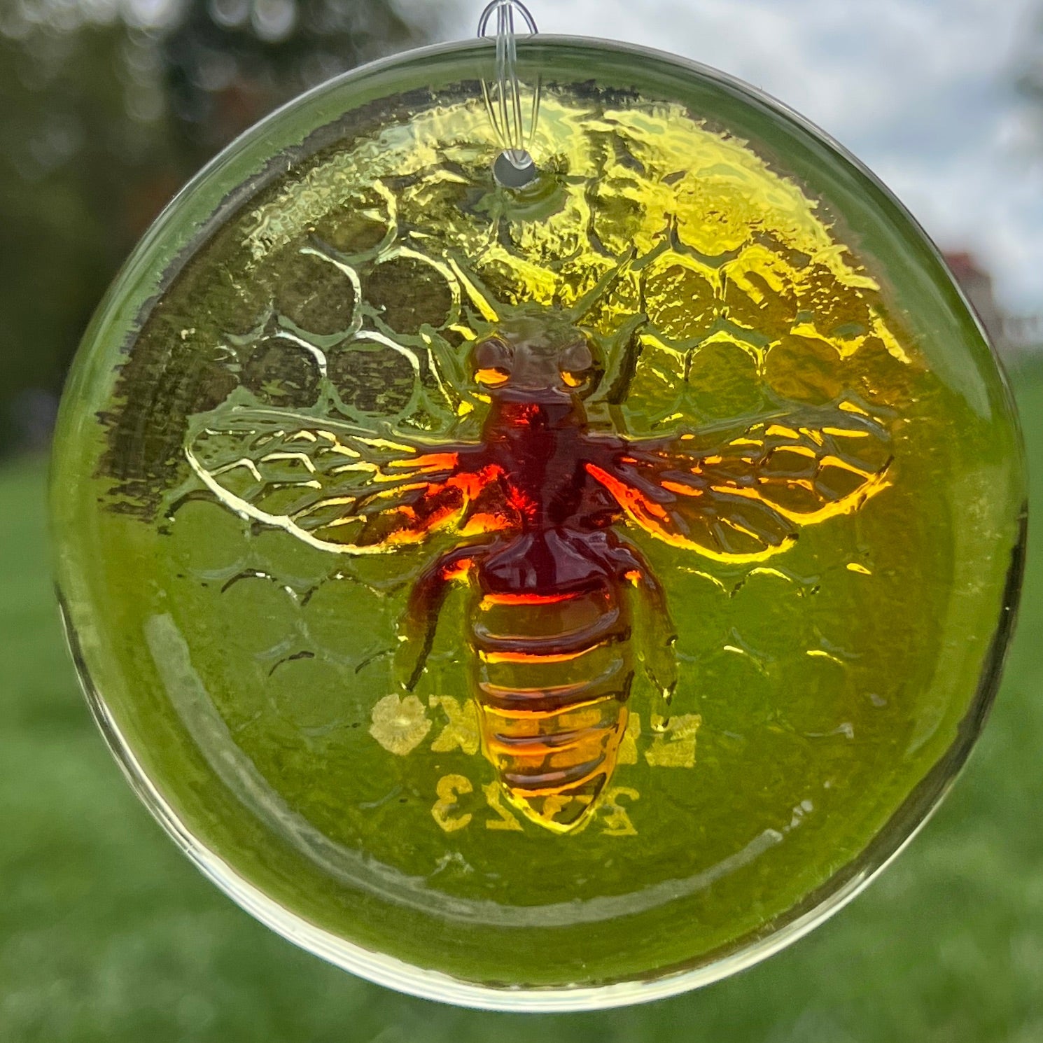 https://shops.mountvernon.org/cdn/shop/products/blenko-suncatcher-bee-design-883653.jpg?v=1696614755